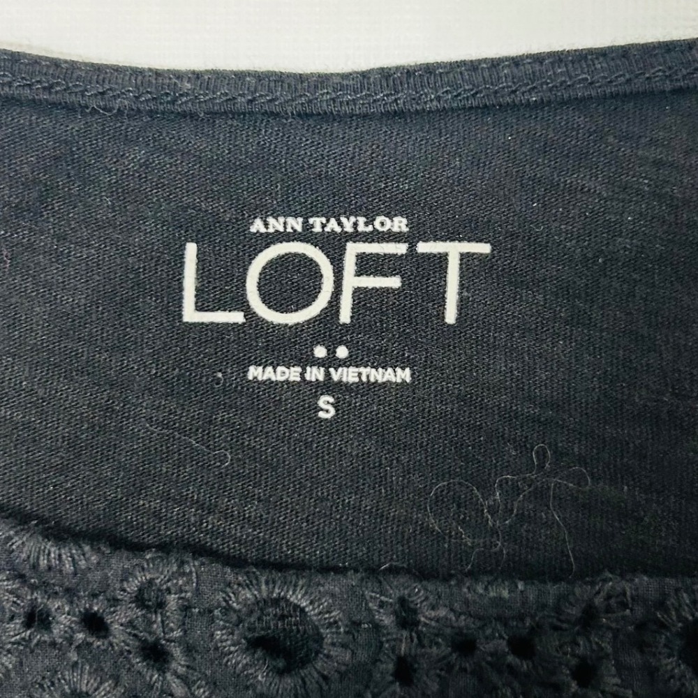 Ann‎ Taylor LOFT Black Eyelet Yoke Slub Knit Sleeveless Top Small S Scoop Neck - Picture 2 of 6